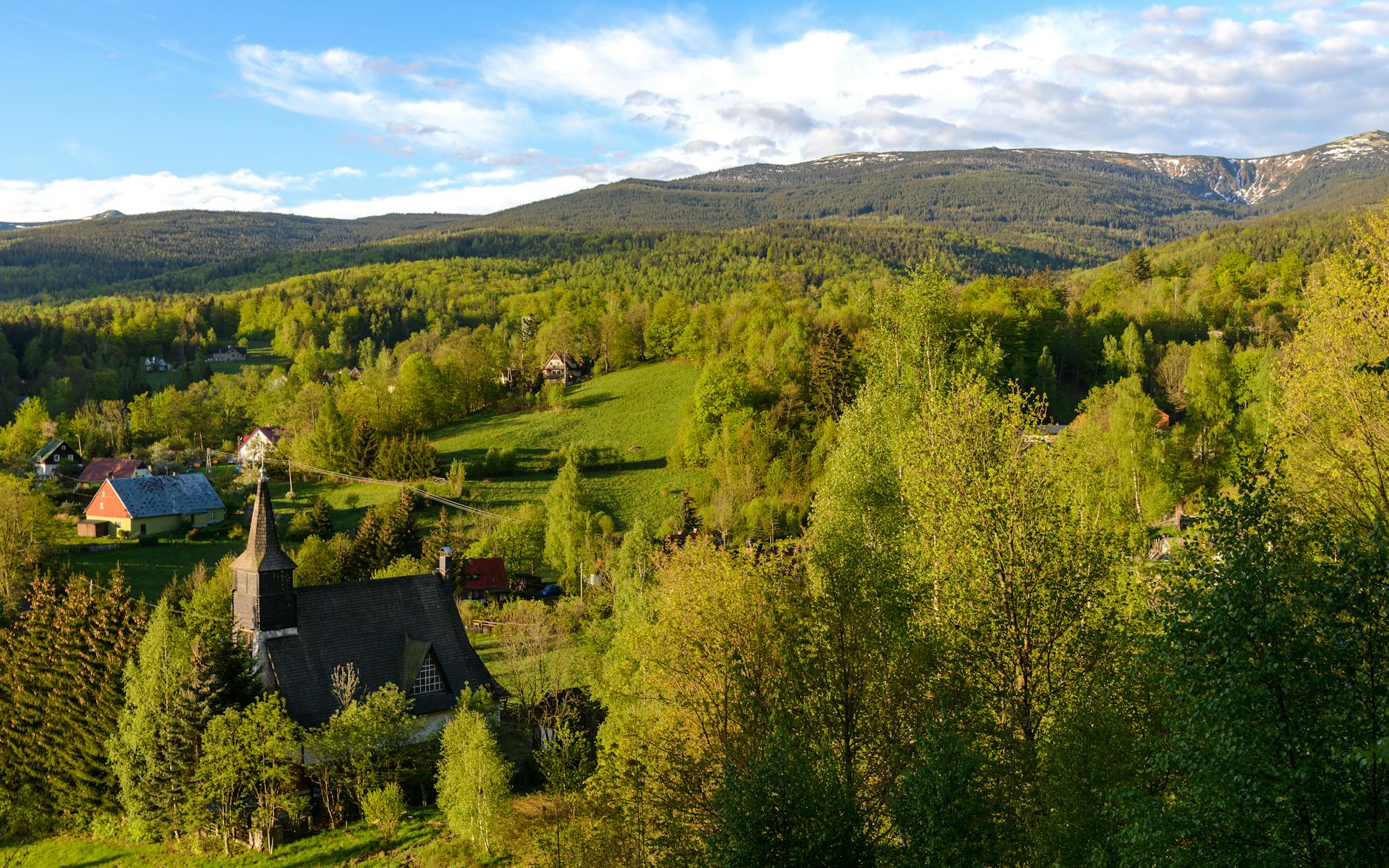 Widok na malownicze tereny zielone w okolicach Gozdnicy, idealne na majówkowe spacery i pikniki.