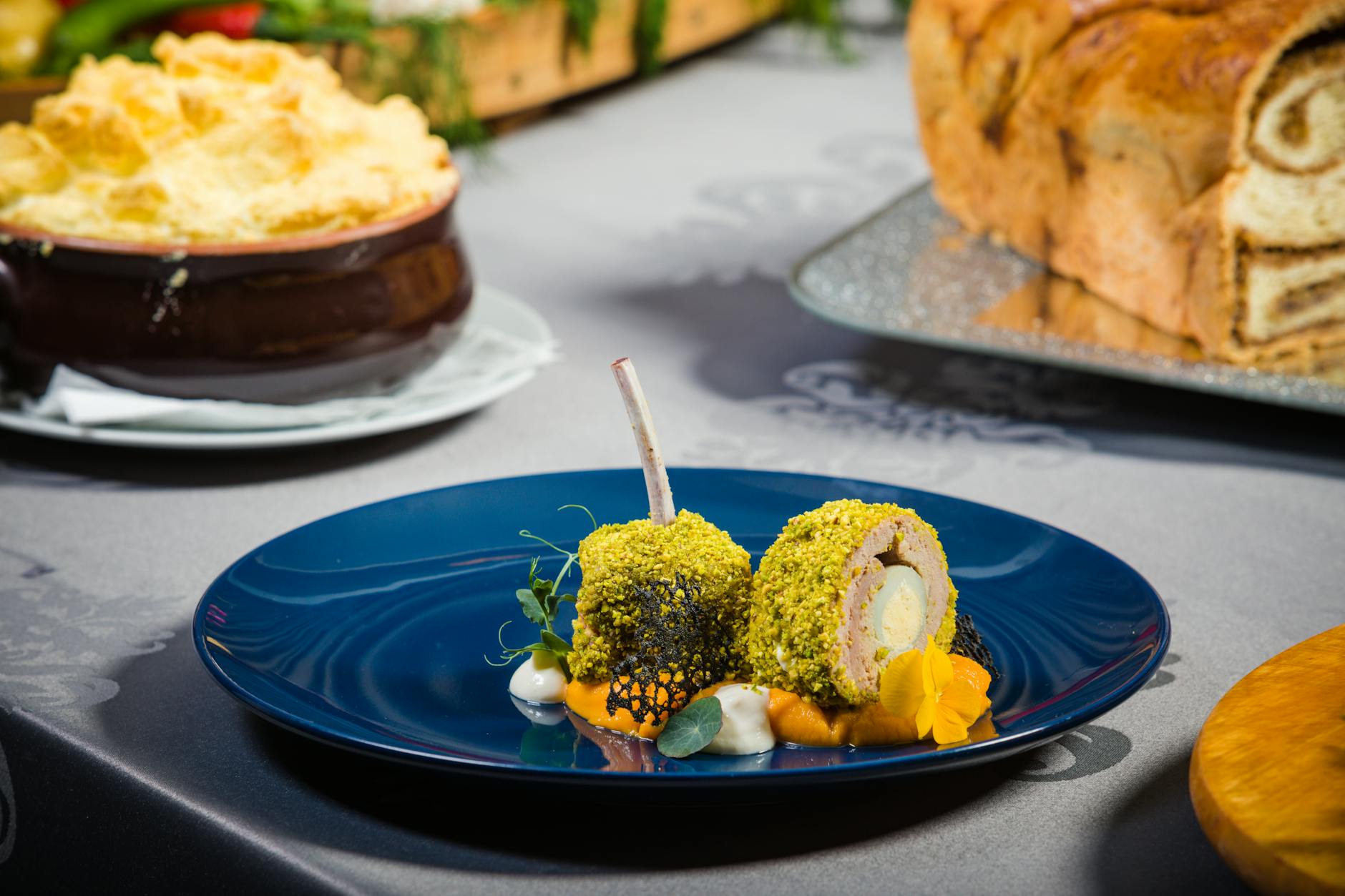 Malowniczy widok na lasy i pola w okolicach Gozdnicy, symbolizujące obfitość lokalnych produktów.