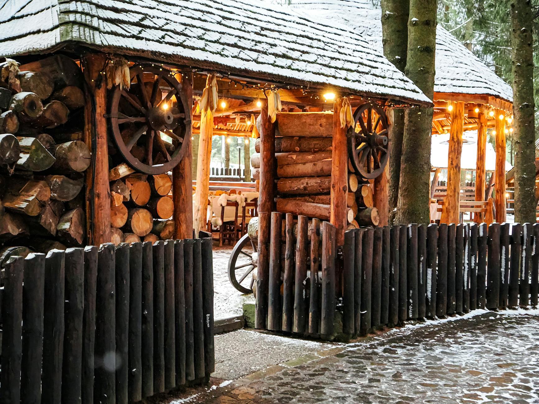 Urokliwy widok na rzekę Nysę Łużycką w Gozdnicy z widocznymi budynkami i zielenią.