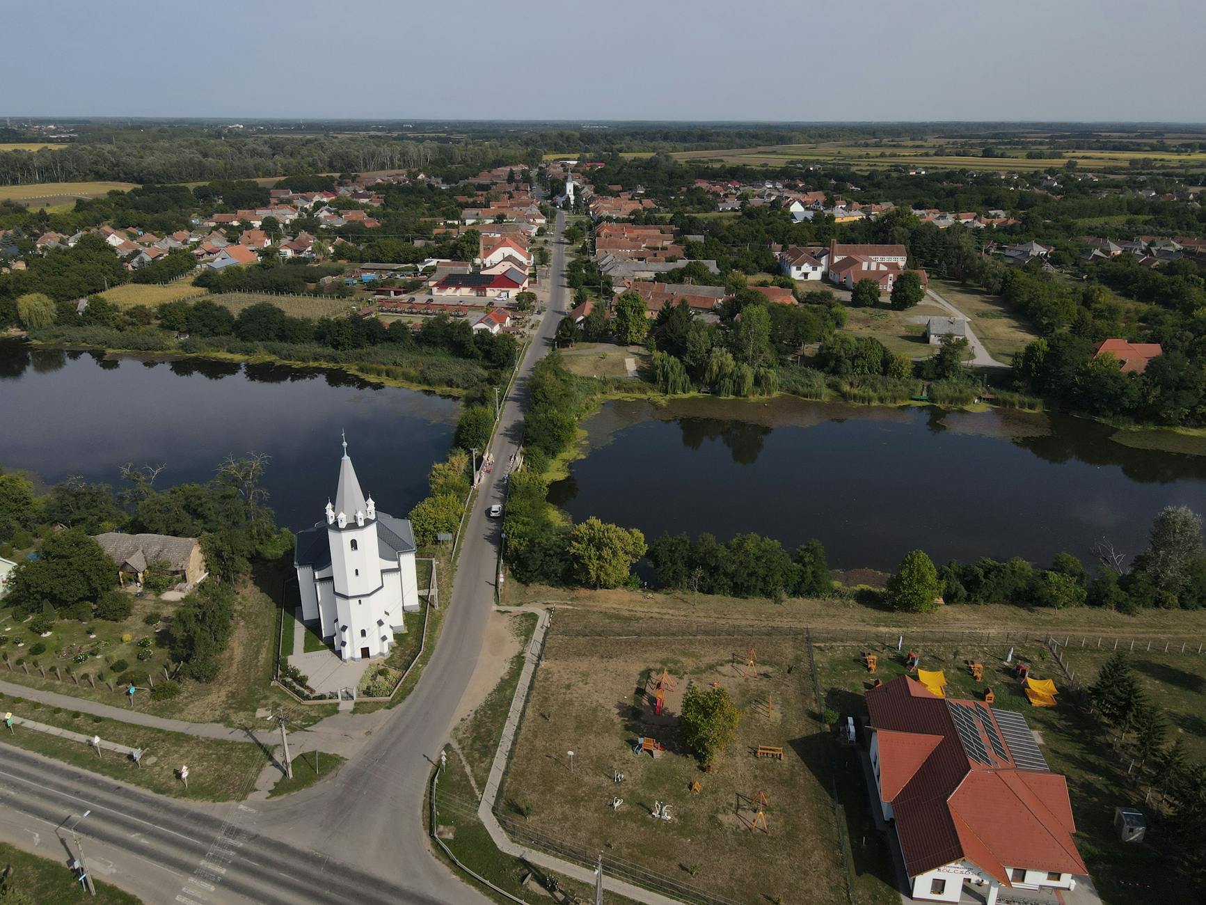 Panorama Gozdnicy – najmniejszego miasta w Polsce, z widokiem na zabudowania i otaczające lasy.