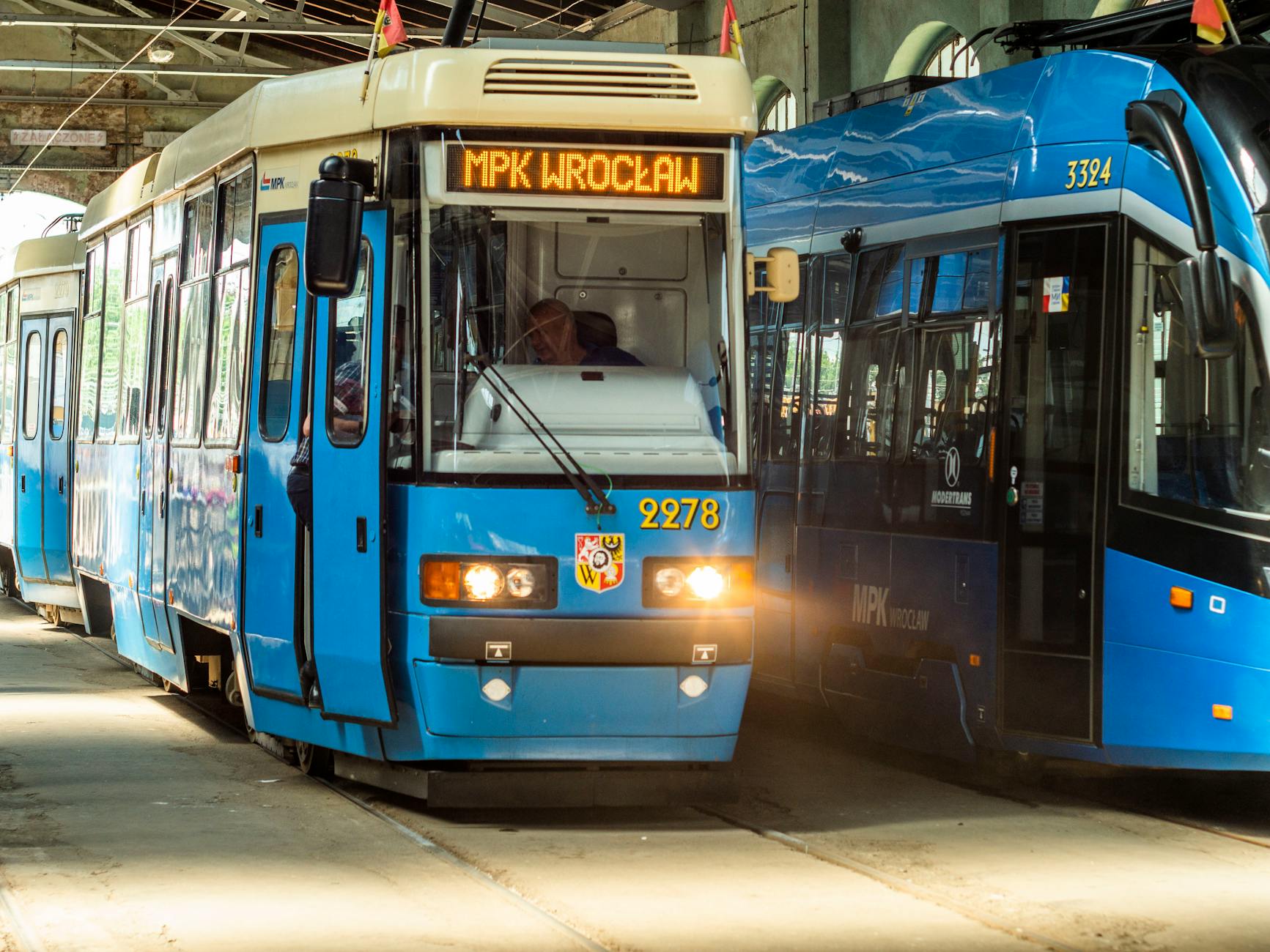 Widok ulicy w Gozdnicy z widocznymi przystankami autobusowymi i rowerami miejskimi